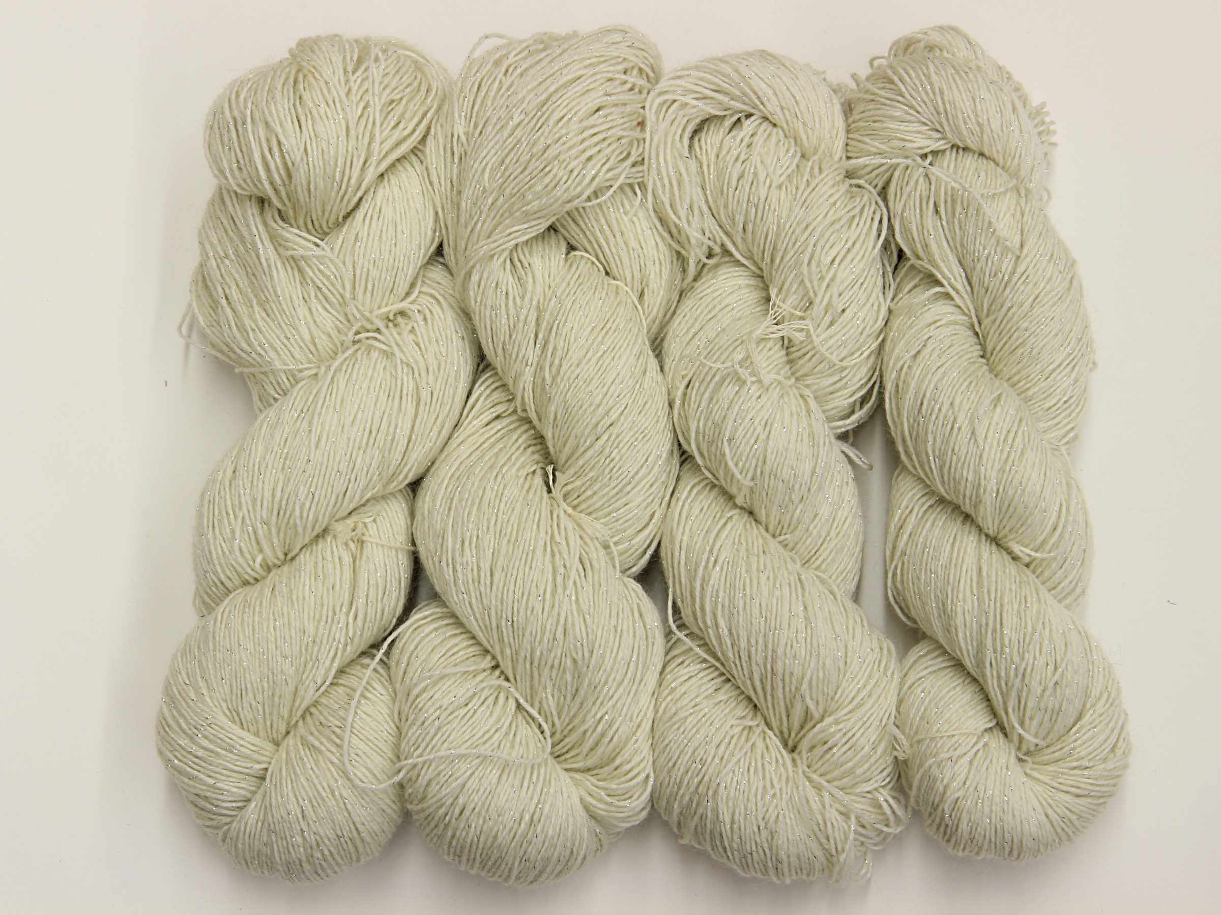 Las Vegas mit Glitzer 400m 71% Wolle (superwash) - 24% Polyamid - 5% Polyester - naturweiß 100g