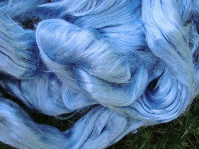 buntgefärbte Maulbeerseide - lichtblau extra fein im Band