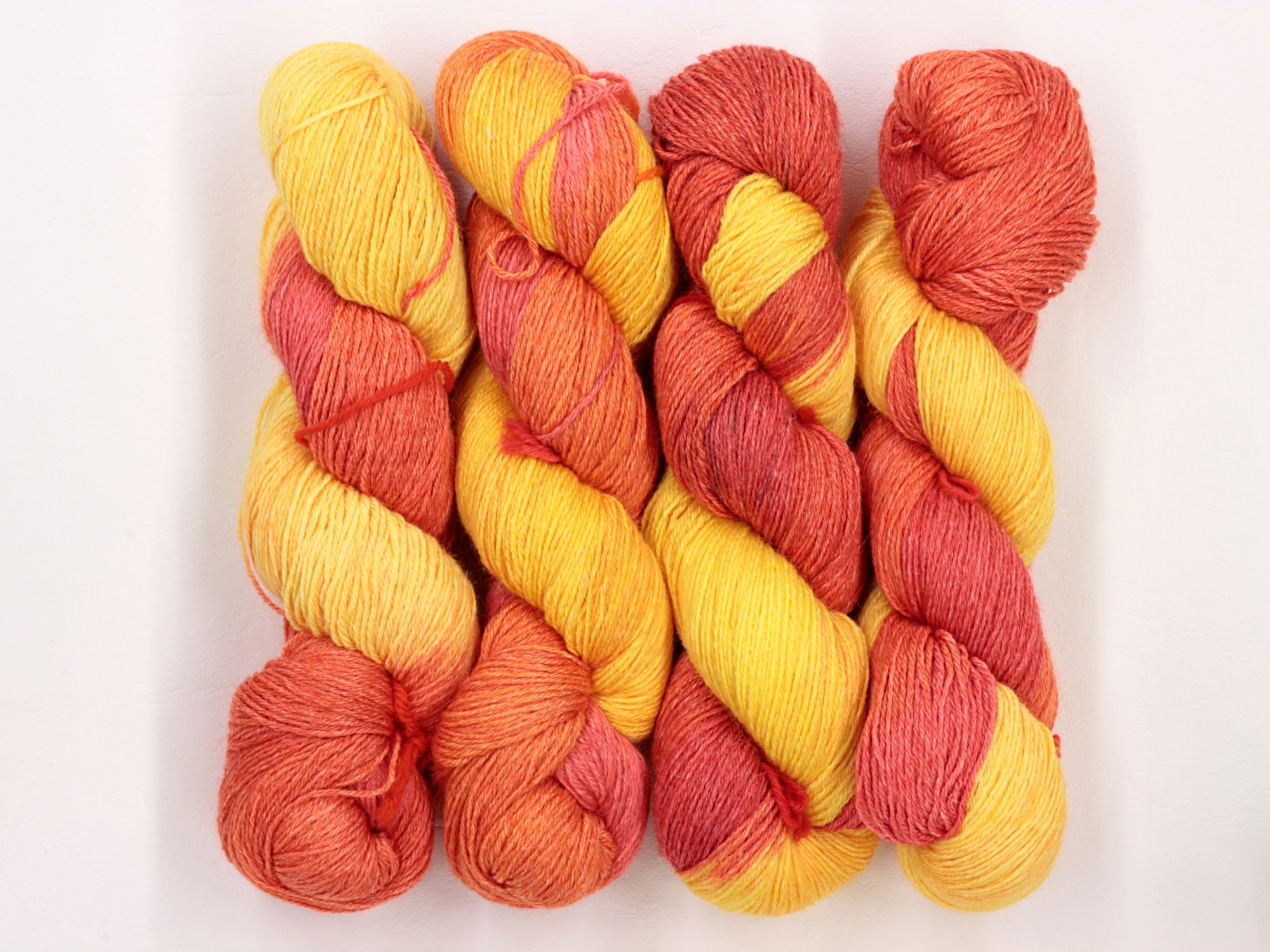 Sockengarn Mailand 425m 20% Ramie - 60% Wolle - 20% Seide - gelb-orange-rot handgefärbt 100g
