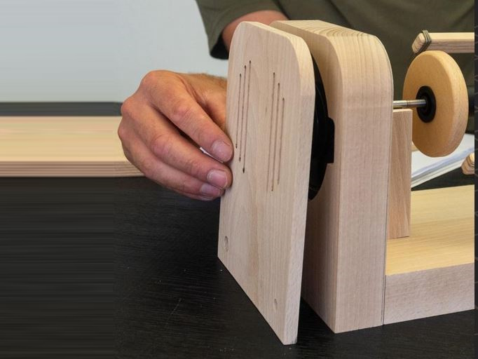 ab ca. Mitte Mailieferbar - Louet Jenn-E E-Spinner (SP0104) spulengebremst