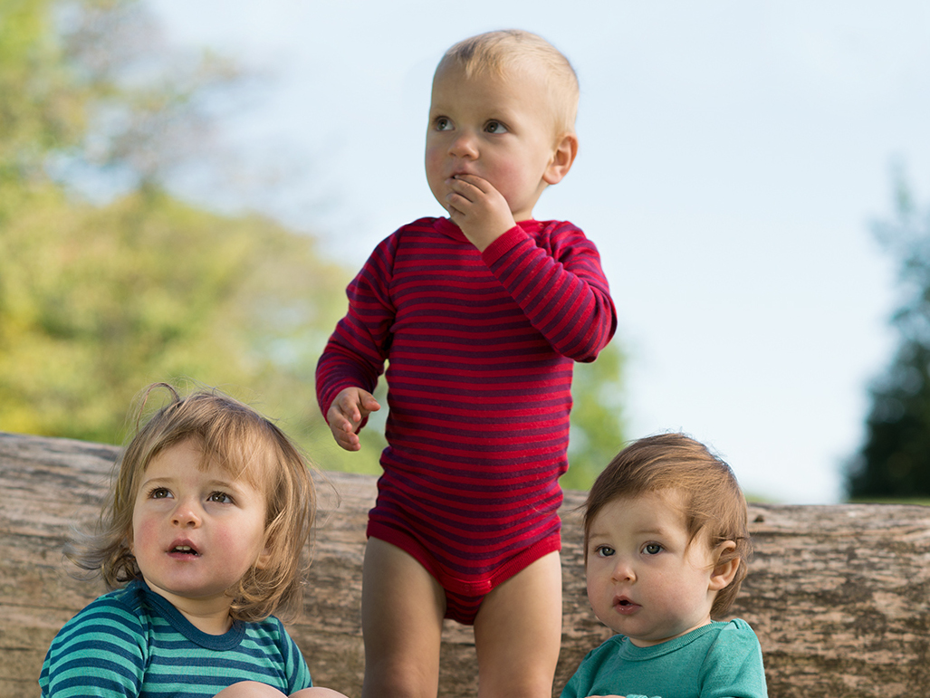 Baby-Body, langer Arm, kirschrot/orchidee, Gr. 98/104, 70% Schurwolle (kbT) 30% Seide (Bio-GOTS)