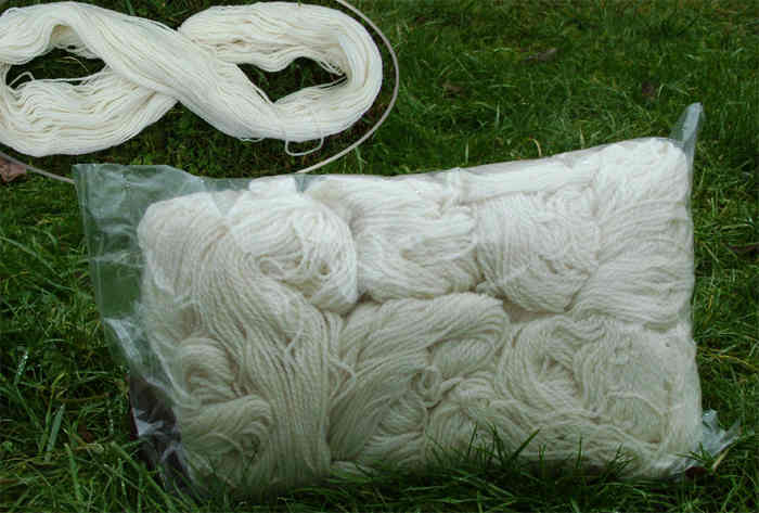 Lanolingarn Fettwolle ELLA 220m 100% Wolle naturweiß 100g