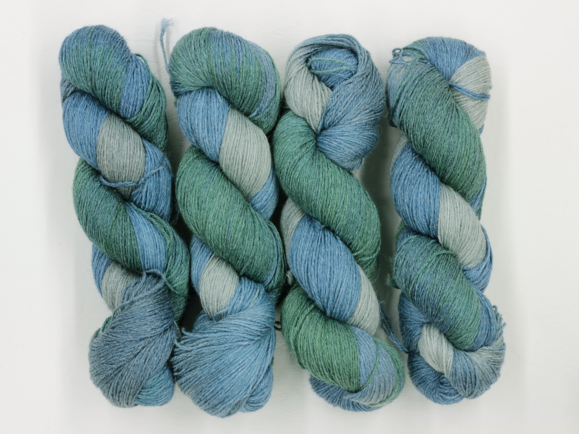 Sockengarn Mailand 425m 20% Ramie - 60% Wolle - 20% Seide - blassgrün-hellblau-grau handgefärbt 100g