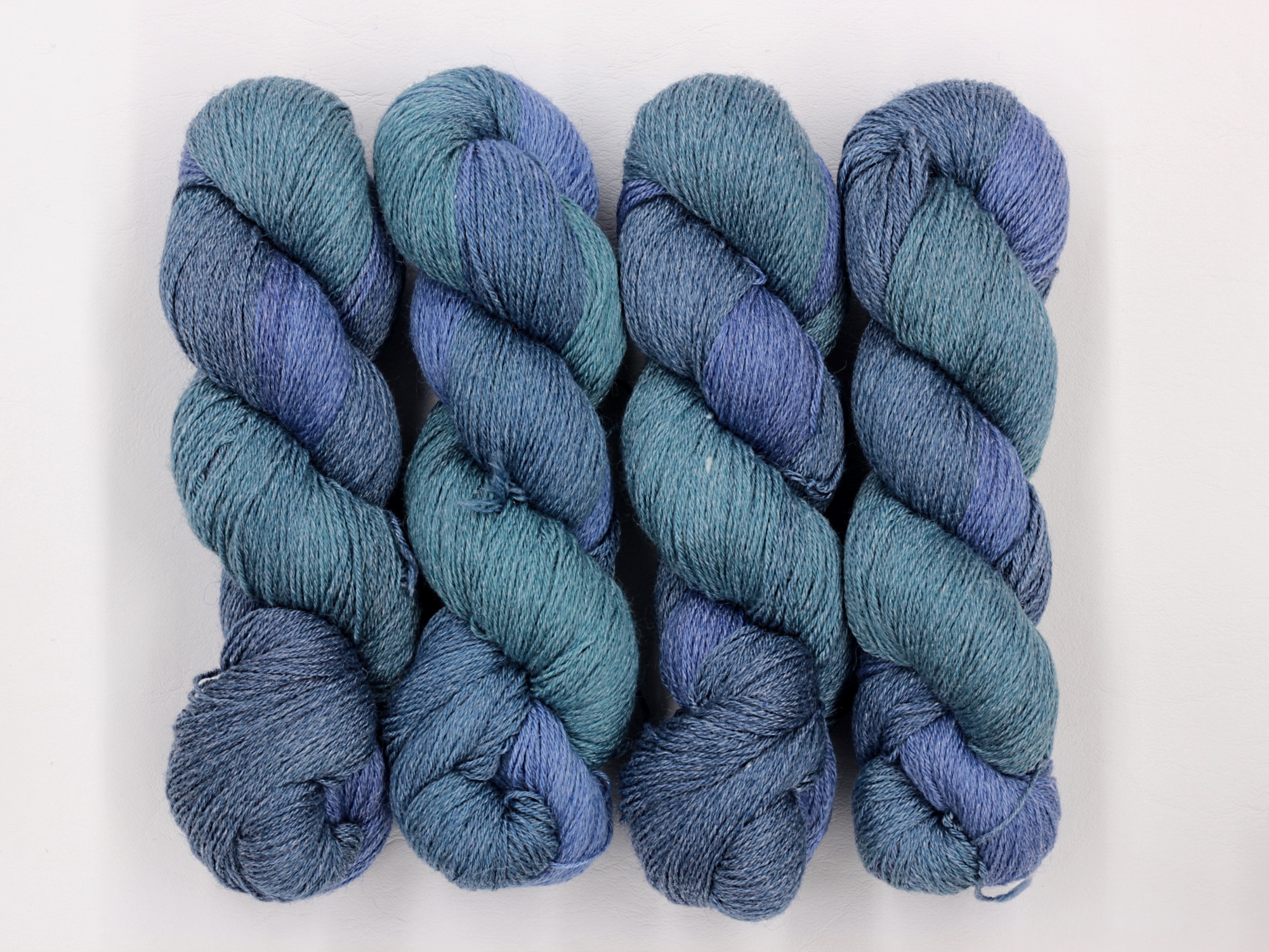Sockengarn Mailand 425m 20% Ramie - 60% Wolle - 20% Seide - blau-hellblau handgefärbt 100g